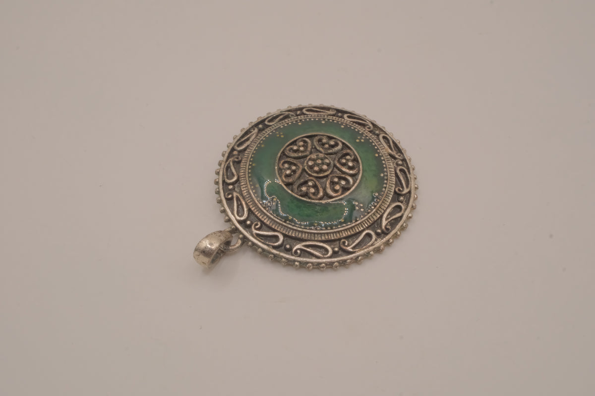 Vintage filigree medallion pendant&nbsp;