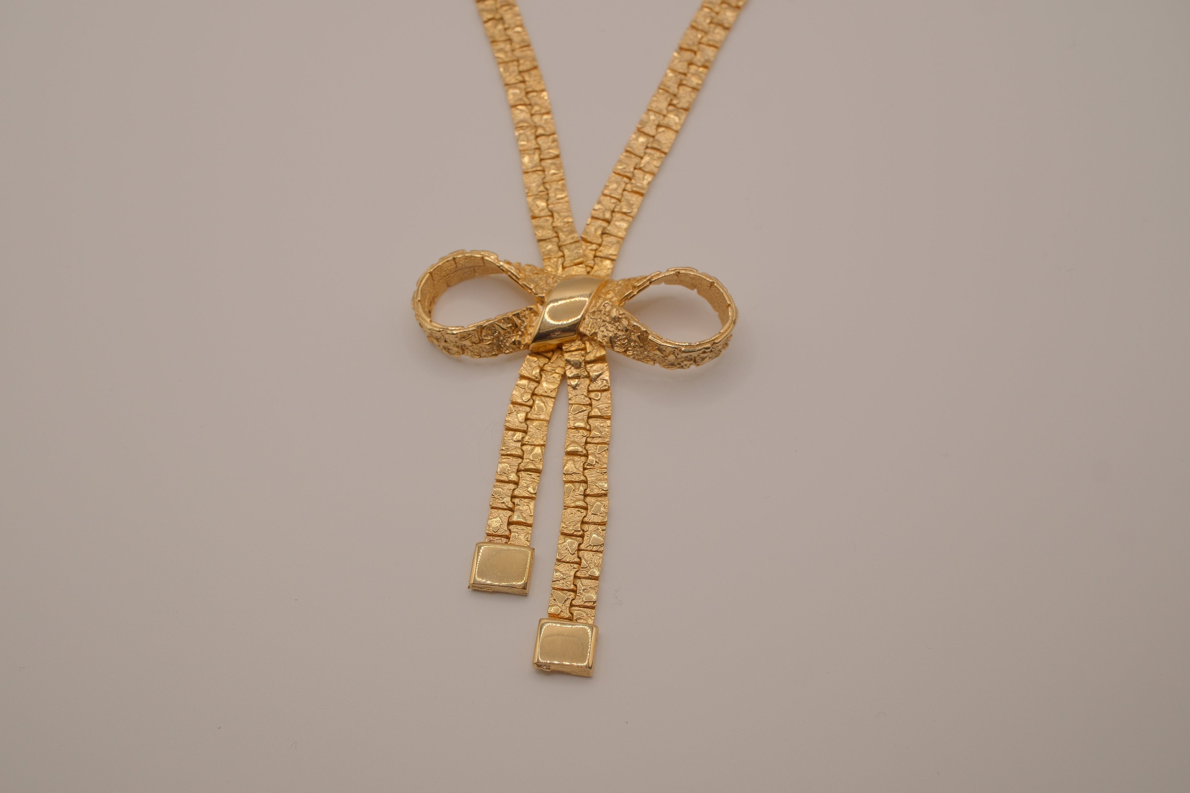 Vintage gold-tone bow necklace