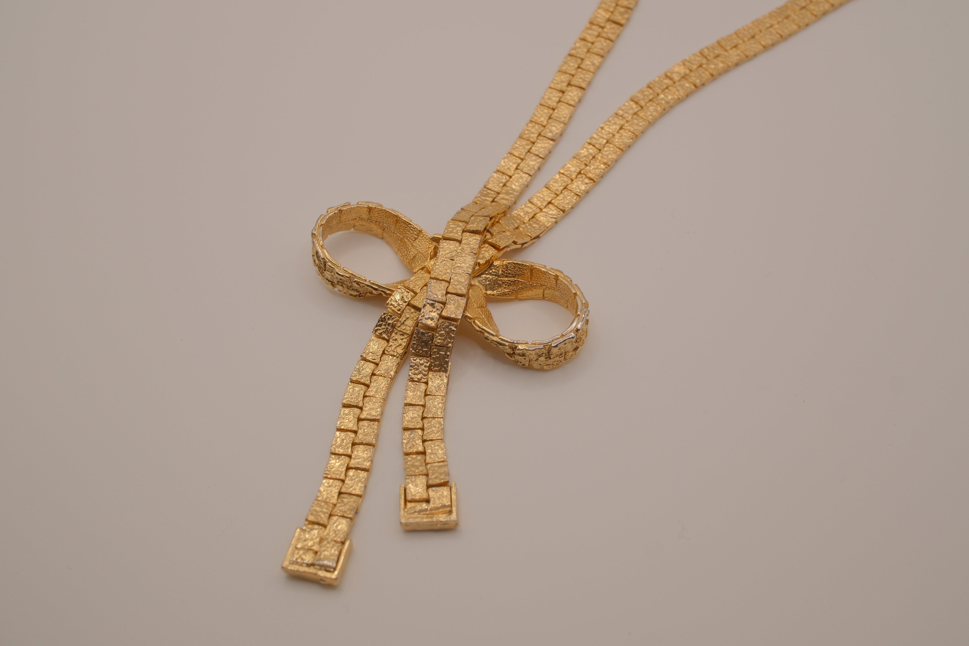 Vintage gold-tone bow necklace