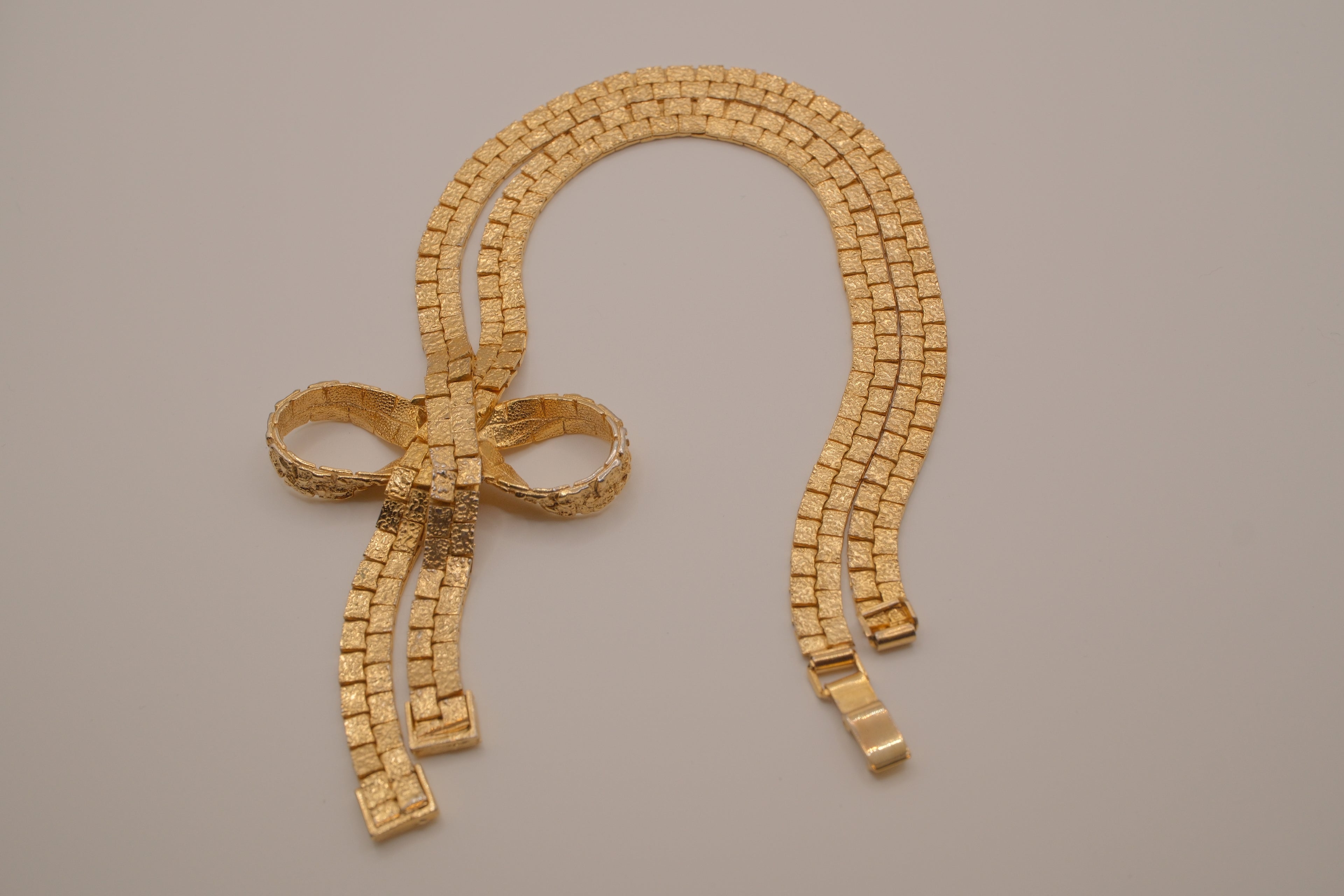 Vintage gold-tone bow necklace