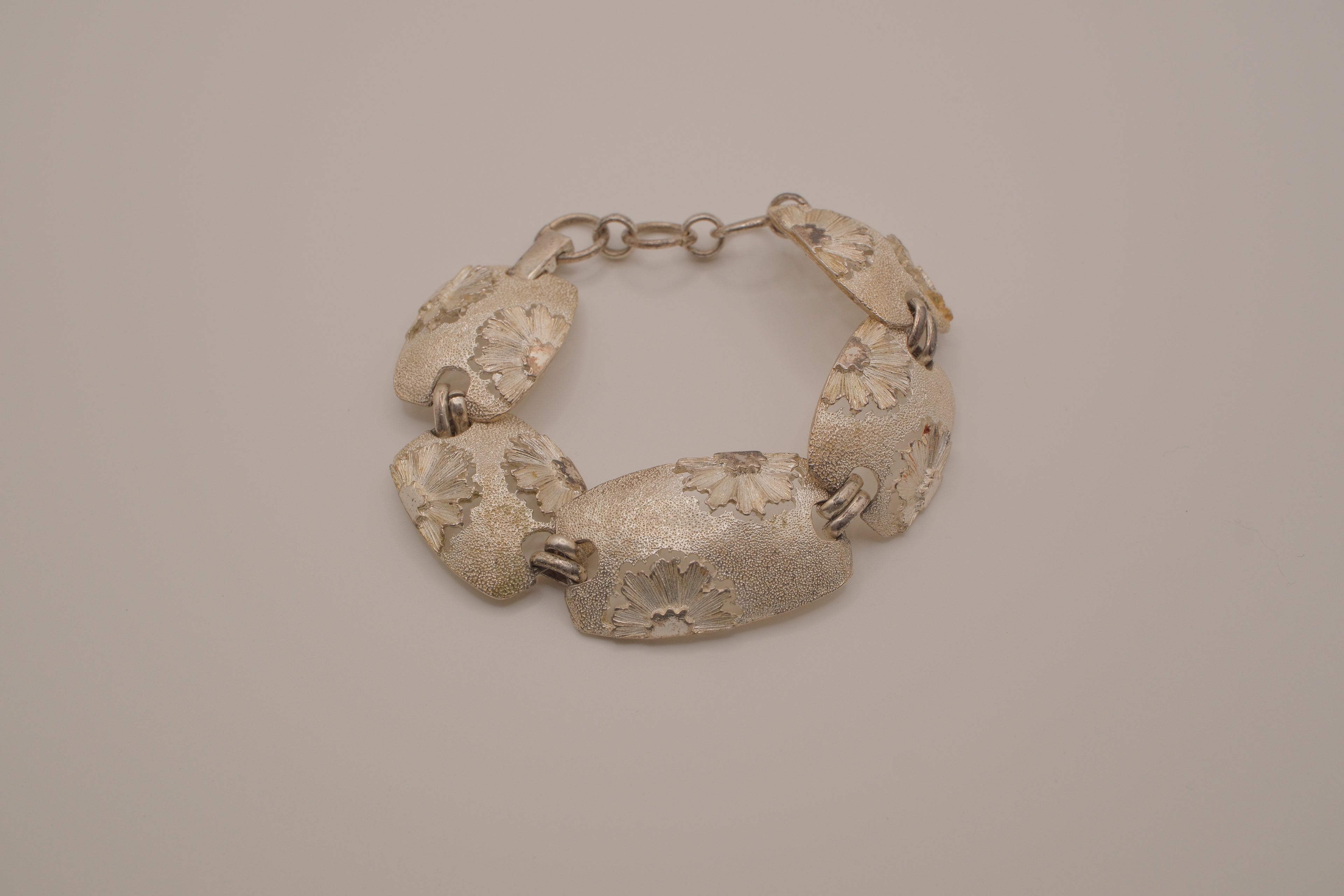 Vintage silver-tone flower panel link bracelet