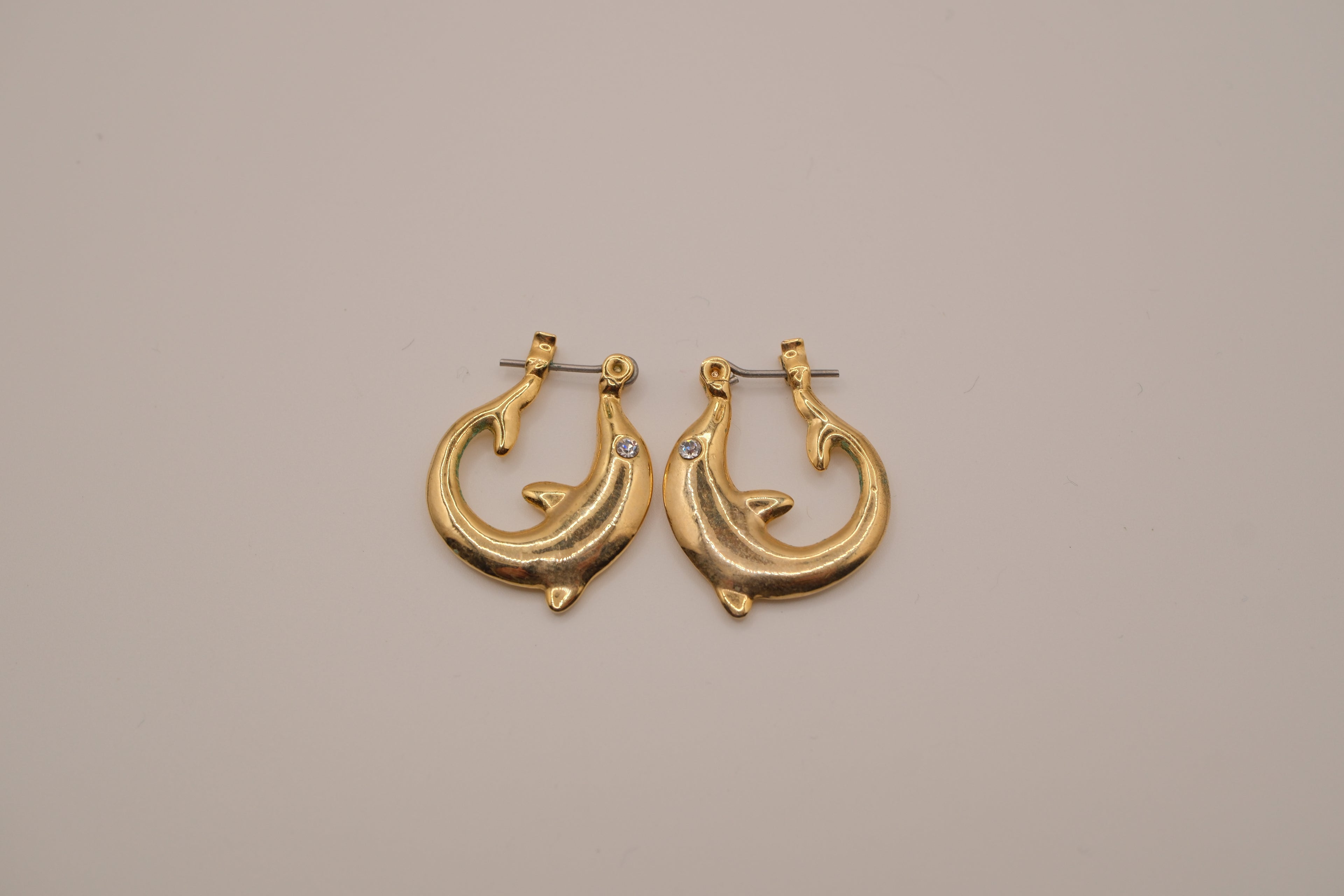 Vintage yellow gold dolphin hoop earring