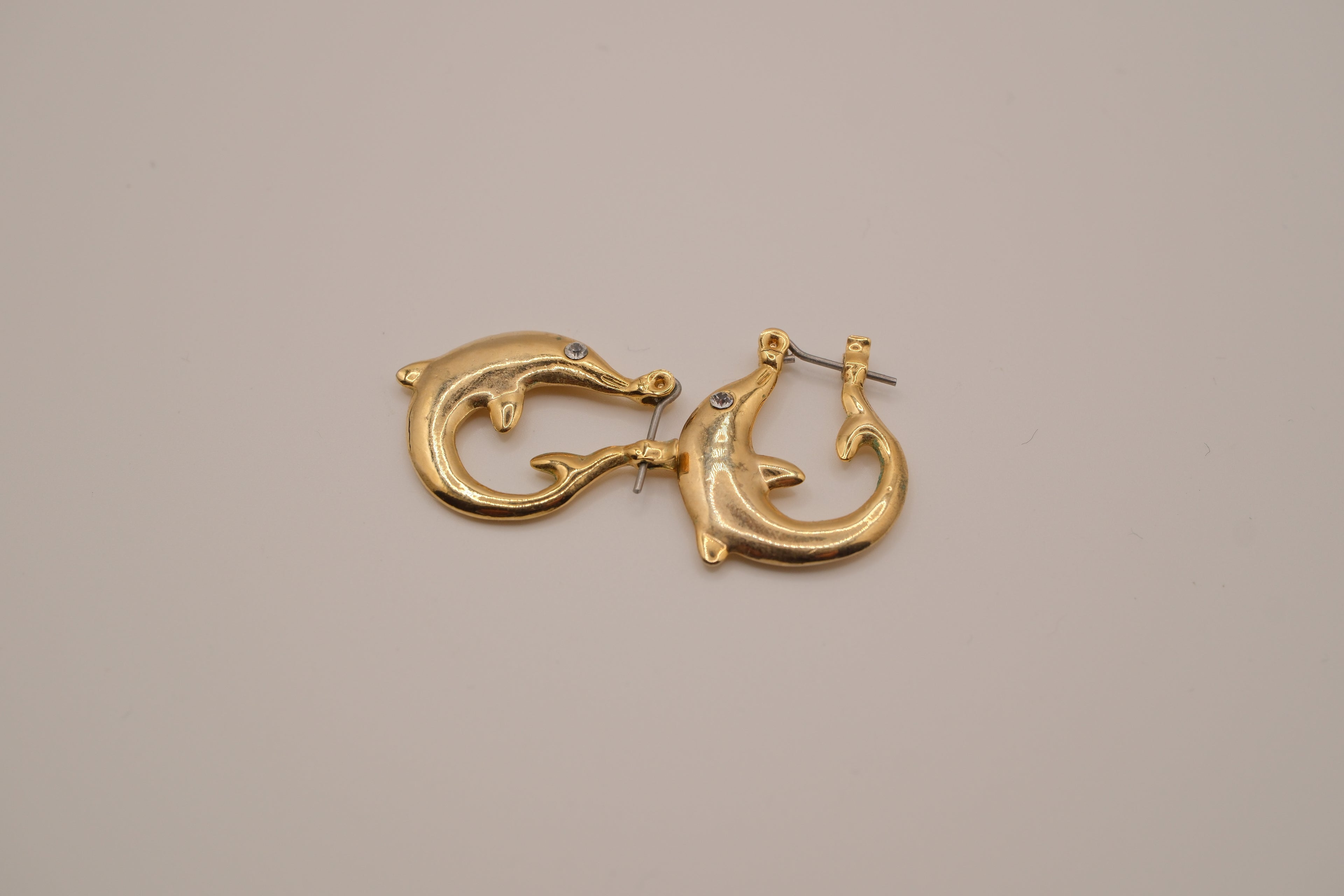 Vintage yellow gold dolphin hoop earring