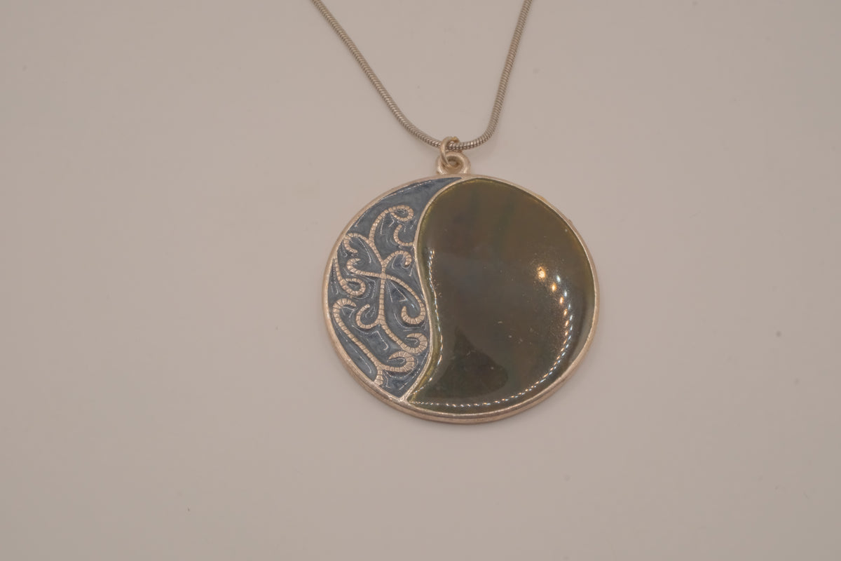 Vintage silver-tone abstract round pendant necklace