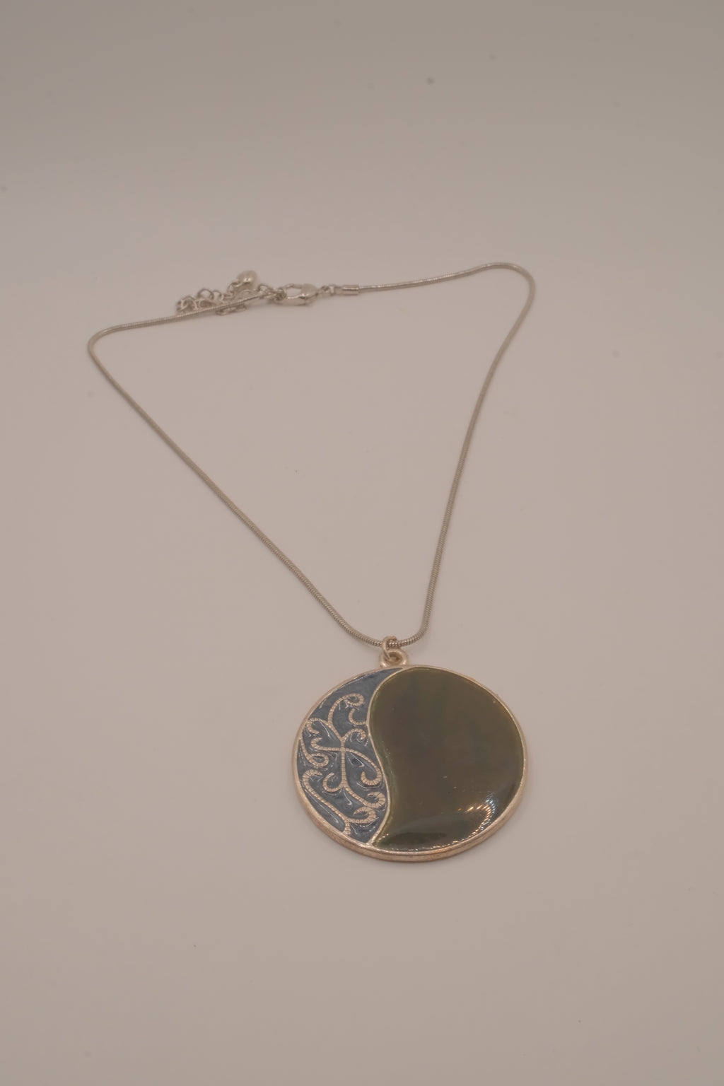Vintage silver-tone abstract round pendant necklace