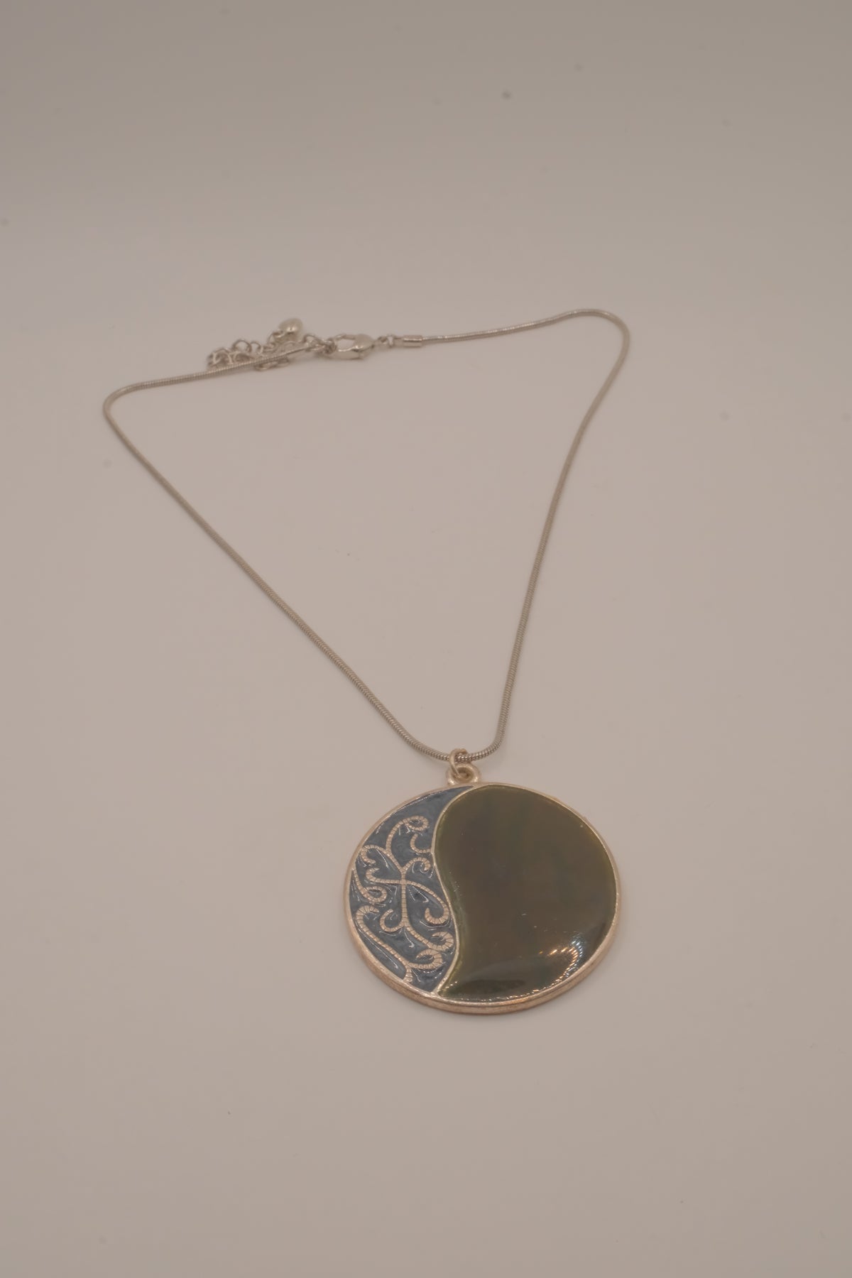 Vintage silver-tone abstract round pendant necklace
