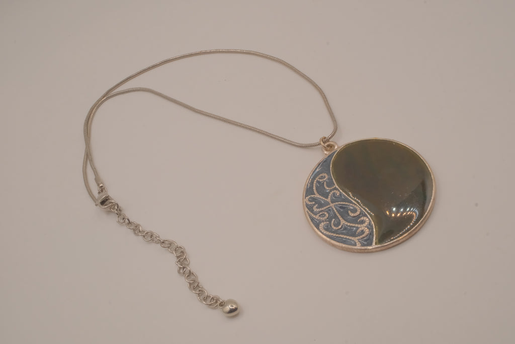 Vintage silver-tone abstract round pendant necklace