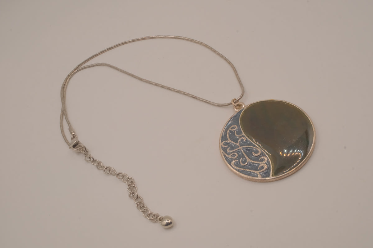 Vintage silver-tone abstract round pendant necklace