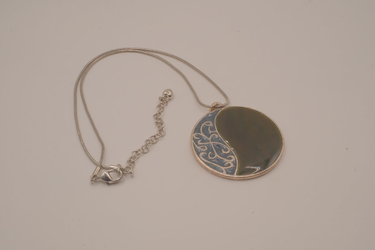 Vintage silver-tone abstract round pendant necklace