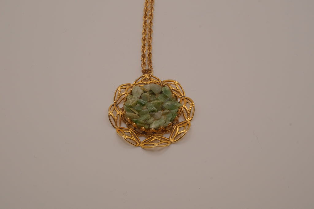 1970s vintage jade chip pendant necklace