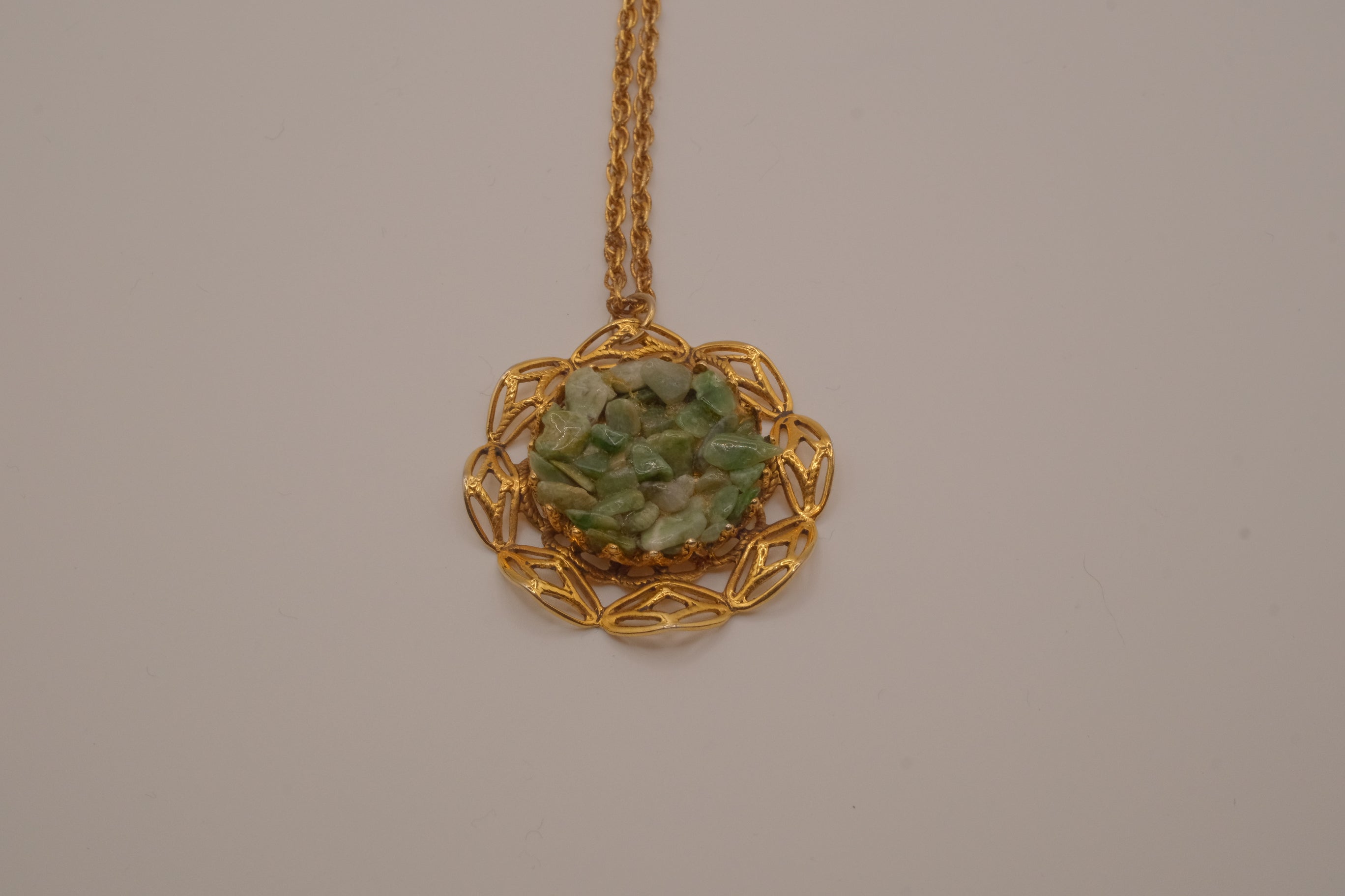 1970s vintage jade chip pendant necklace