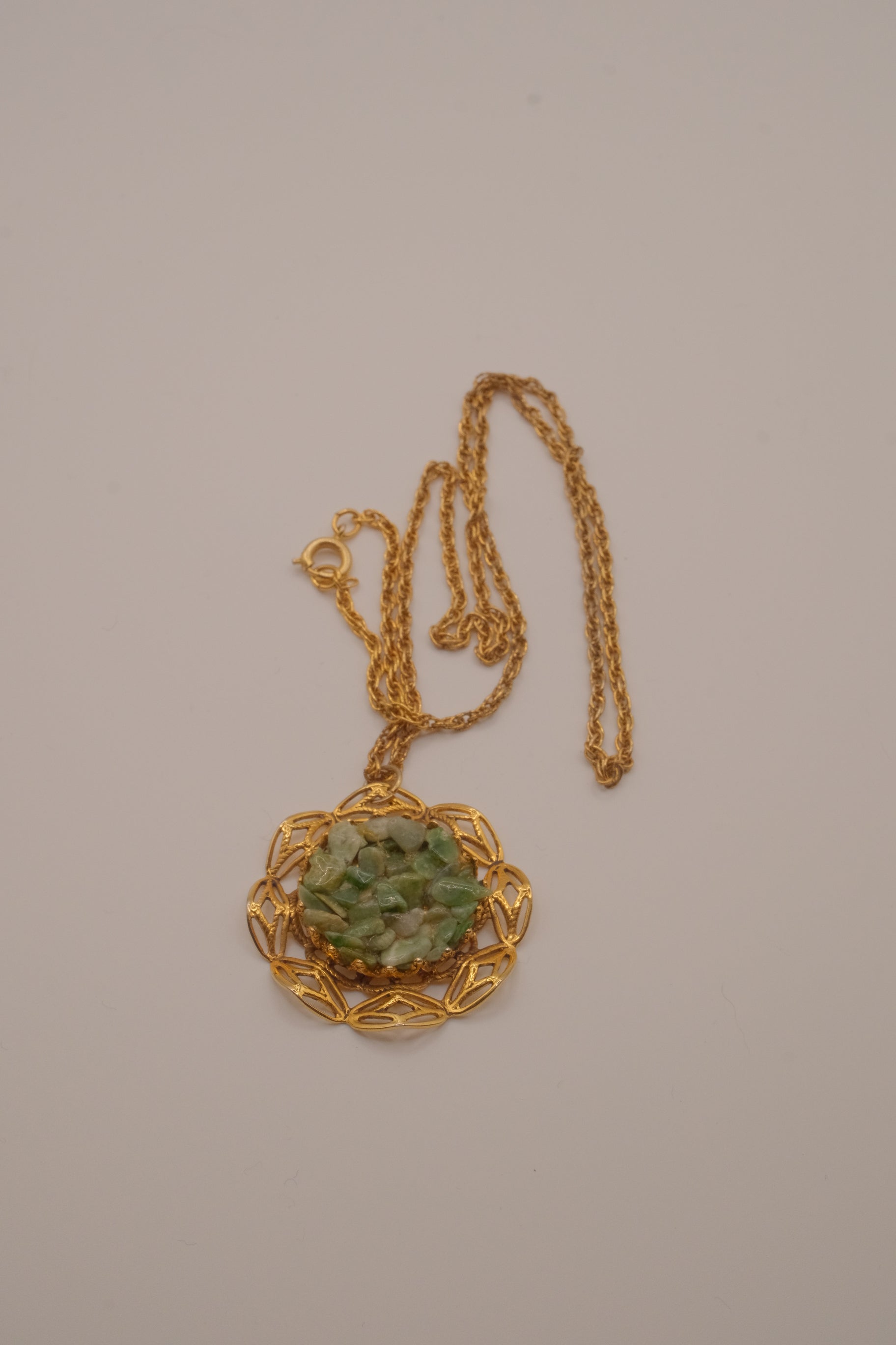 1970s vintage jade chip pendant necklace