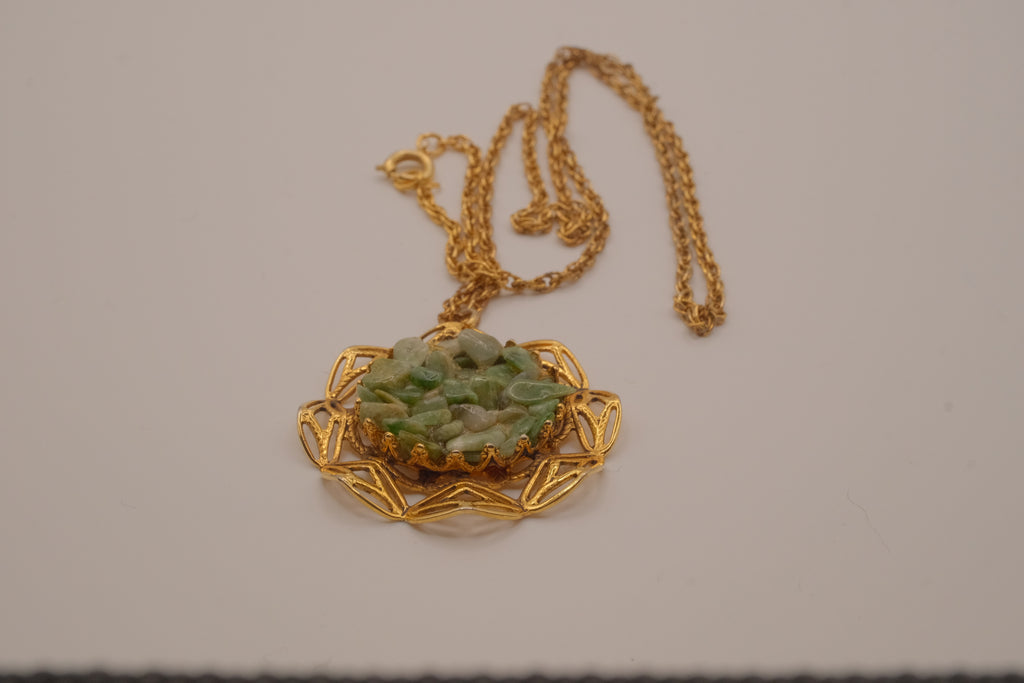 1970s vintage jade chip pendant necklace