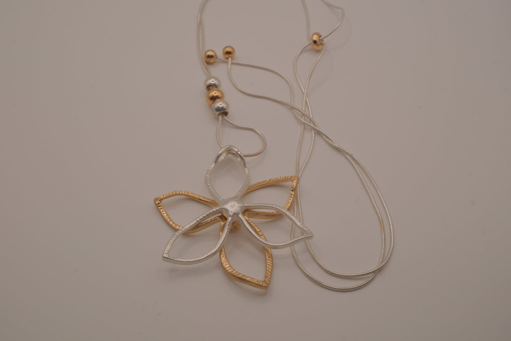 Two-tone openwork flower pendant Bolo tie necklace