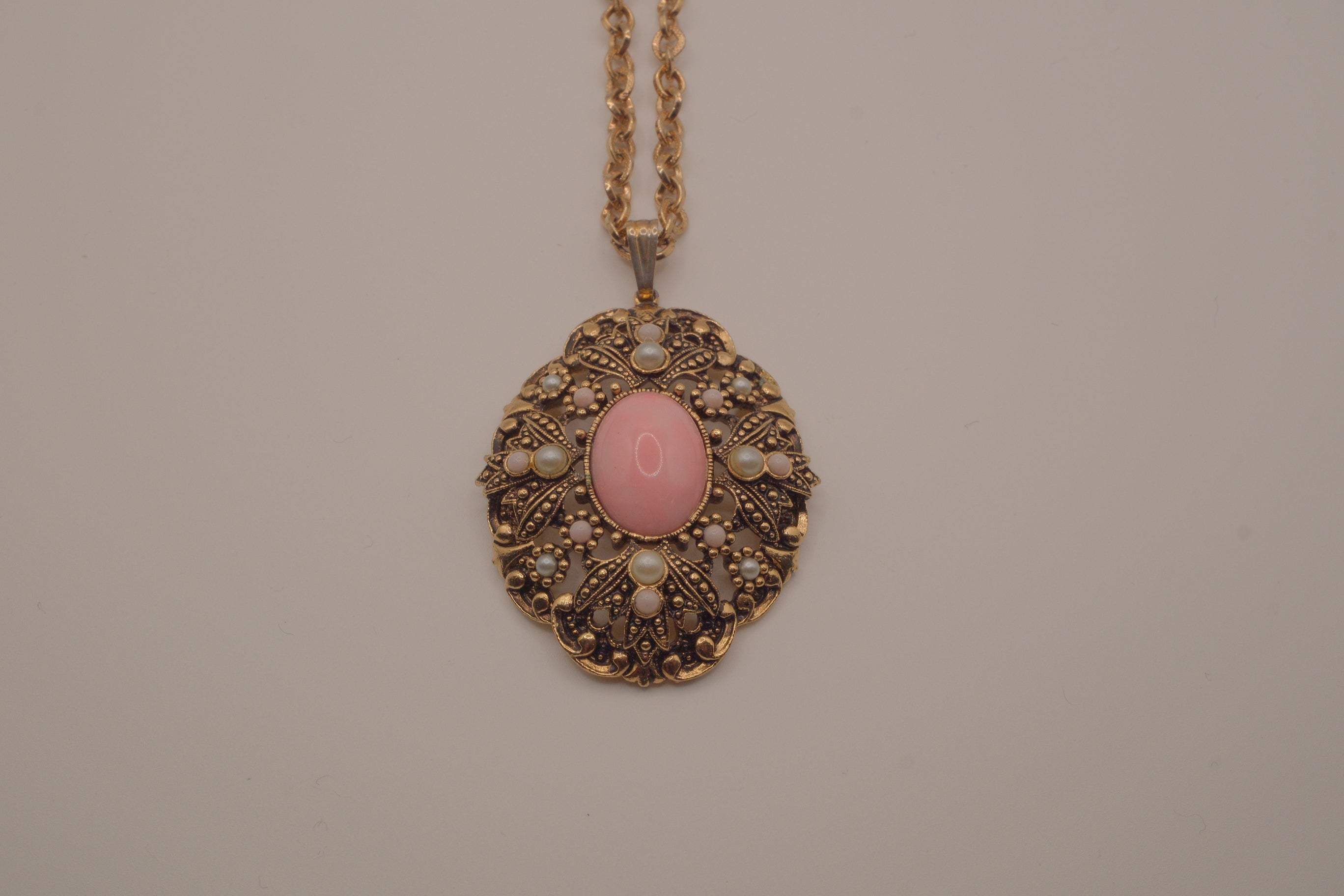 1974 Avon "Queen Anne's Lace" pendant necklace