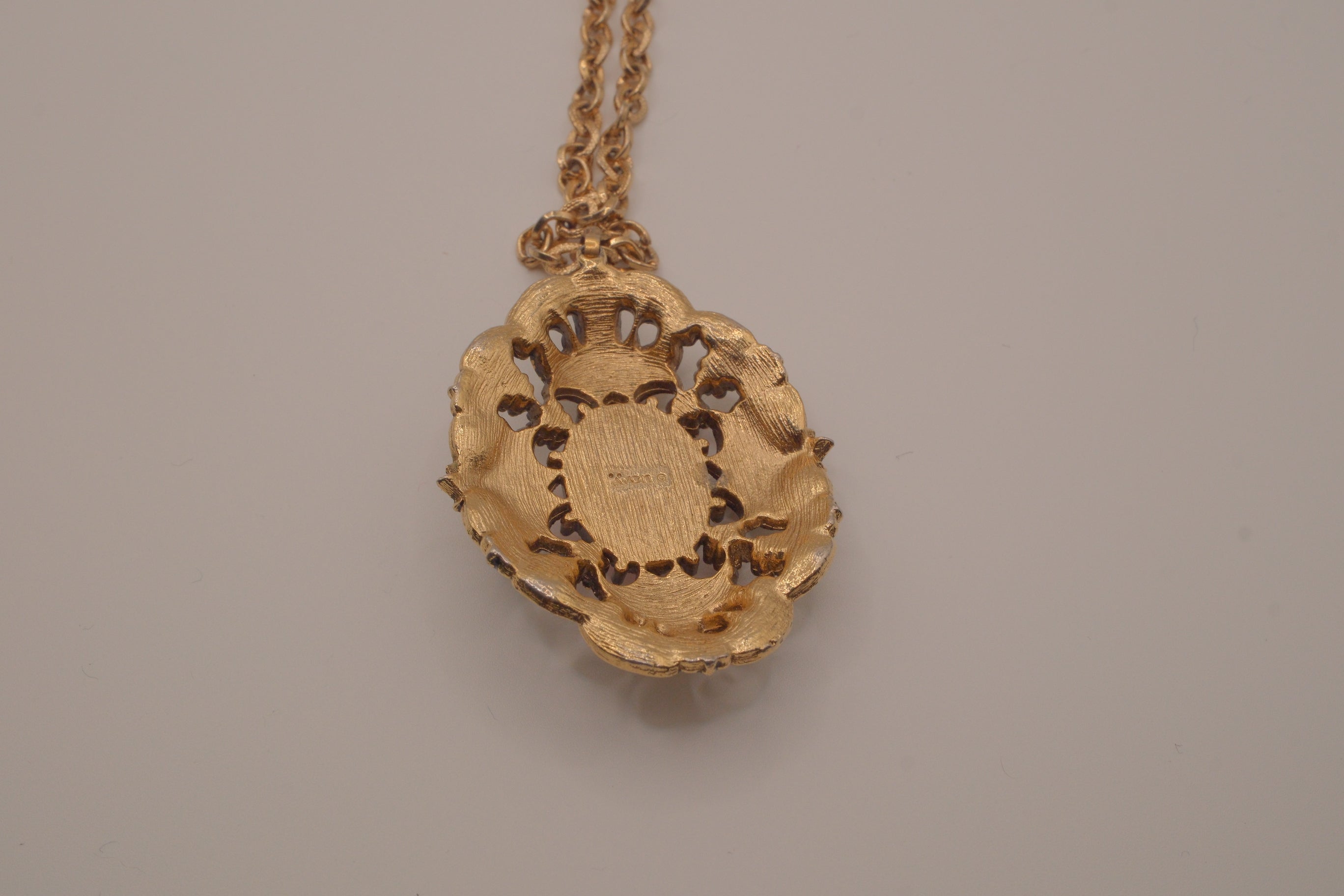 1974 Avon "Queen Anne's Lace" pendant necklace