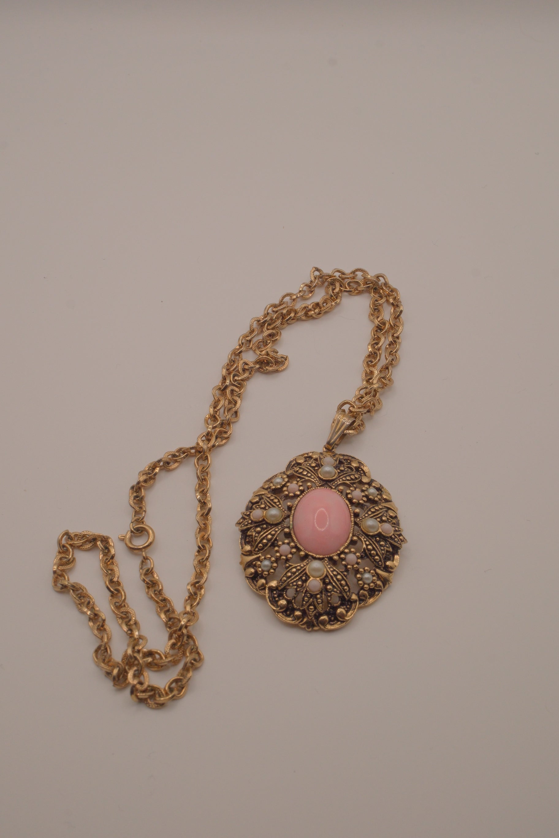 1974 Avon "Queen Anne's Lace" pendant necklace