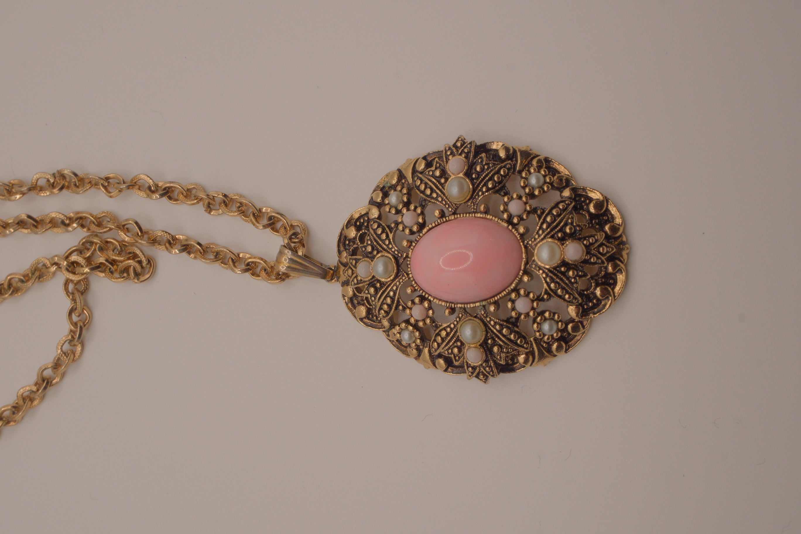 1974 Avon "Queen Anne's Lace" pendant necklace