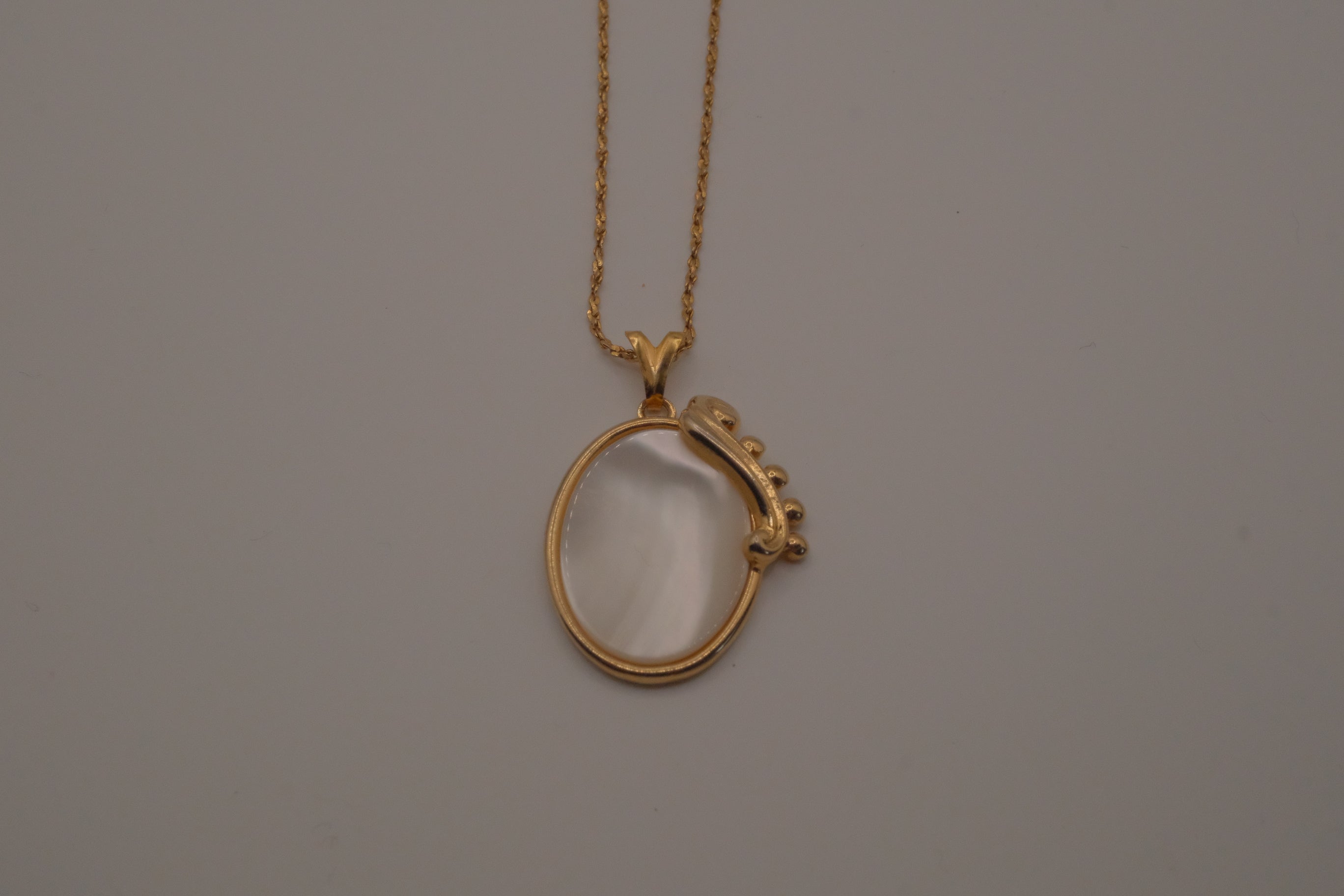 Vintage mother-of-pearl pendant necklace