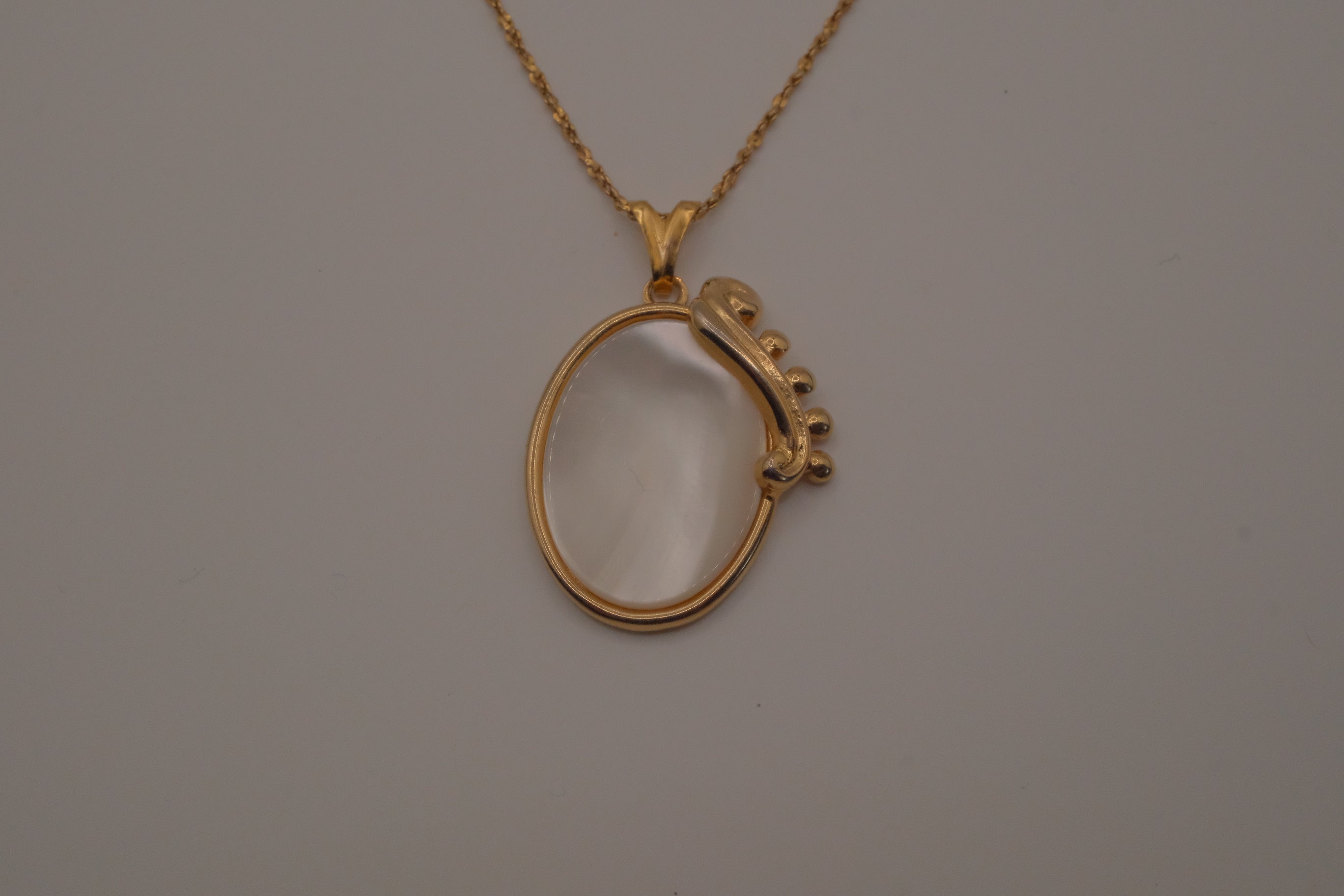 Vintage mother-of-pearl pendant necklace
