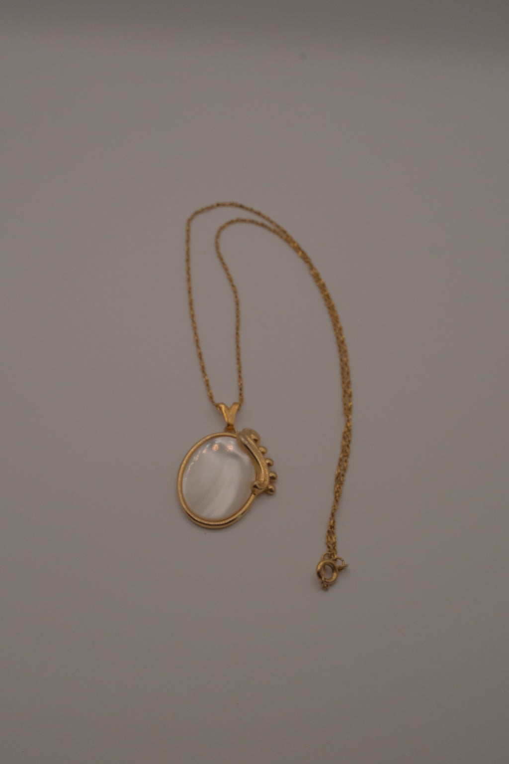 Vintage mother-of-pearl pendant necklace