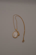 Vintage mother-of-pearl pendant necklace