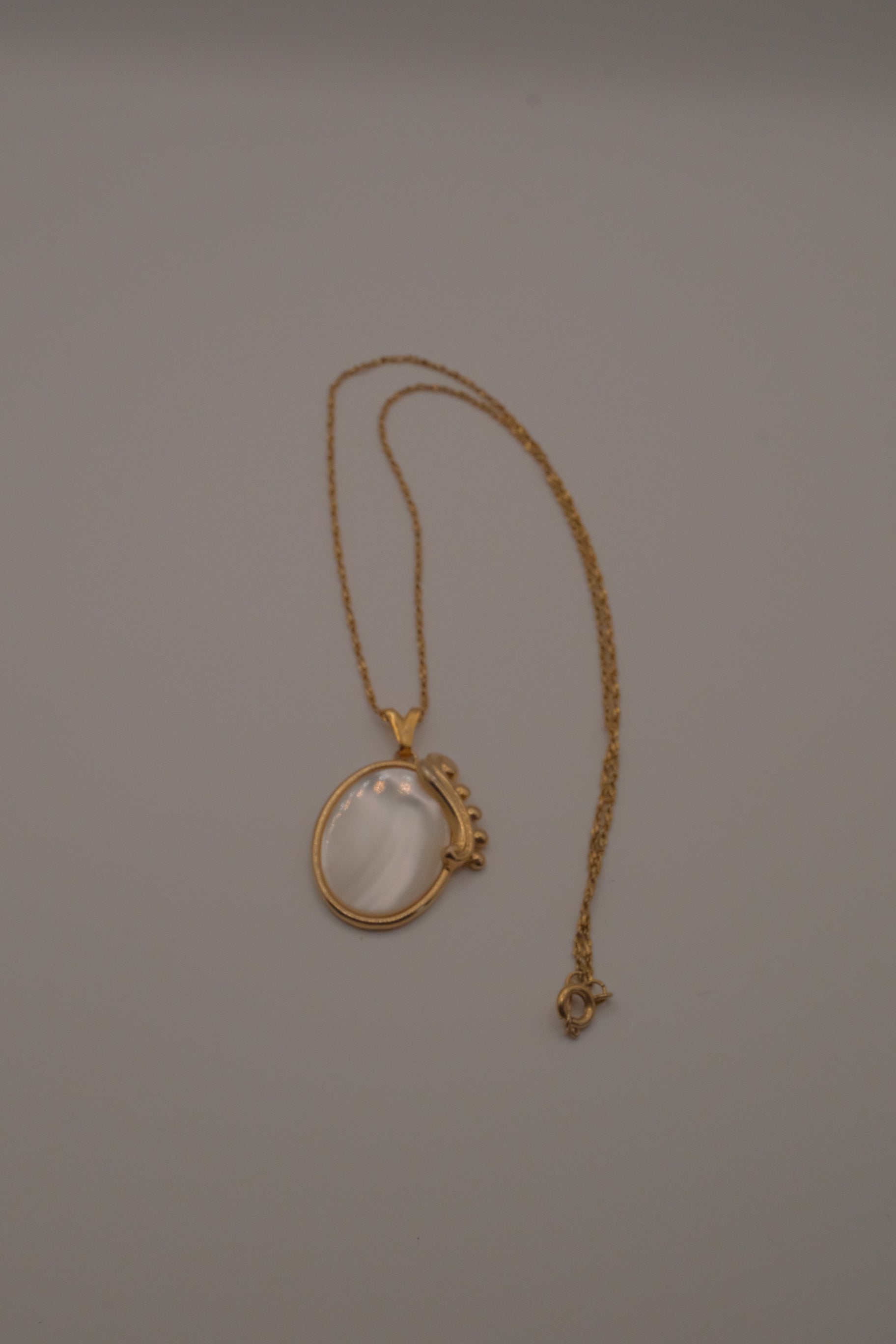 Vintage mother-of-pearl pendant necklace