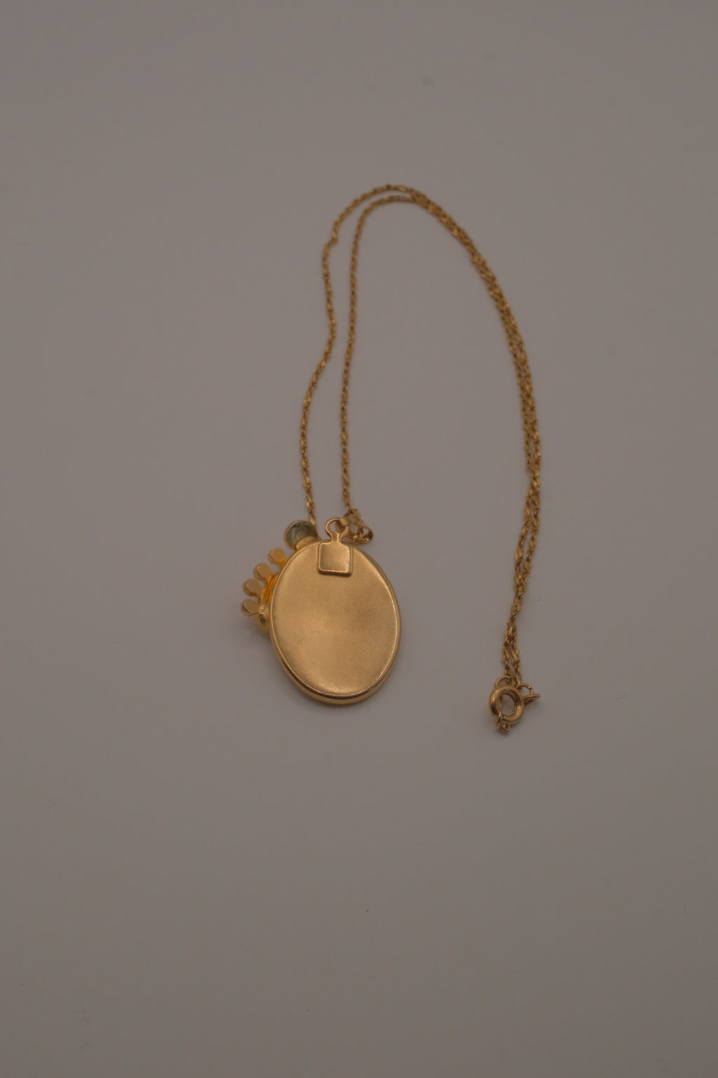 Vintage mother-of-pearl pendant necklace