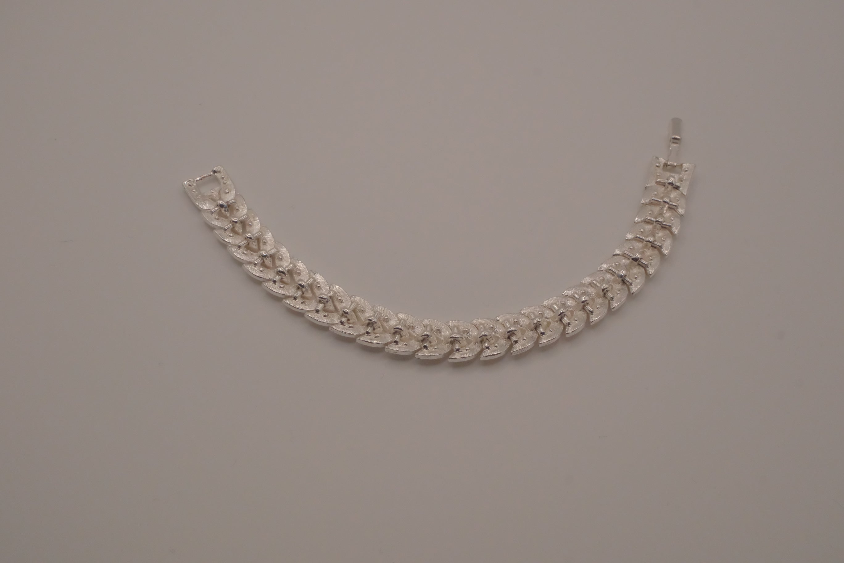 Vintage interlocking leaf-link &nbsp;bracelet