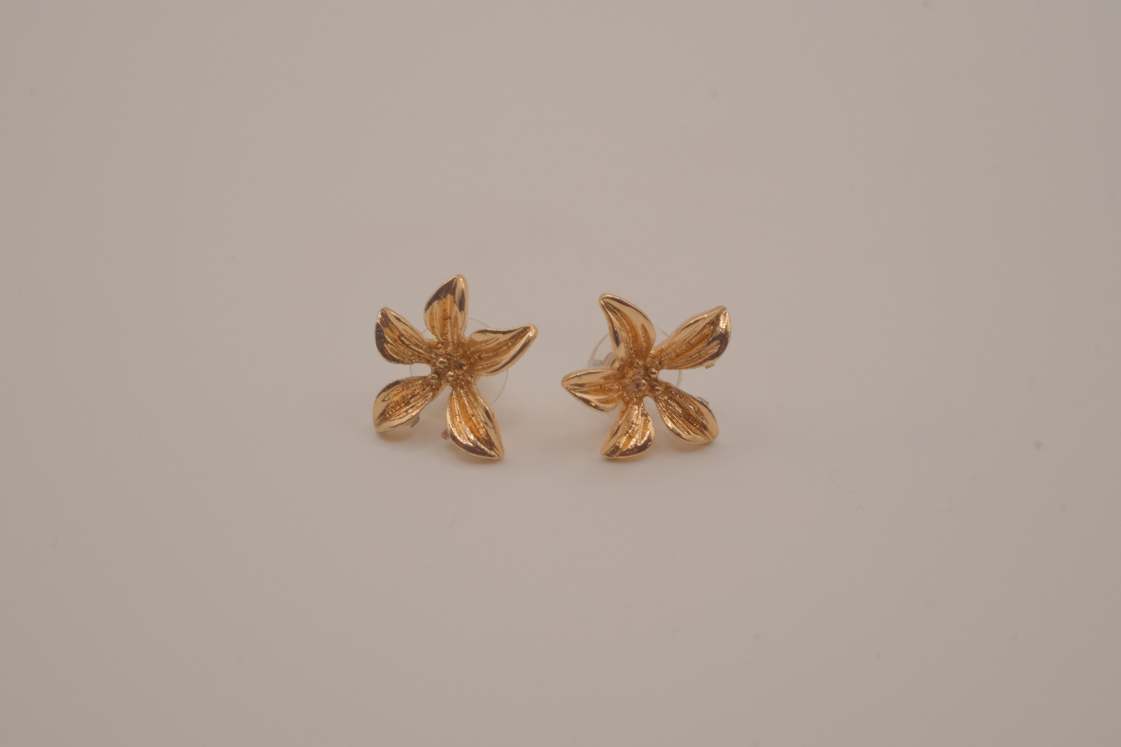 Gold tone flower stud earrings