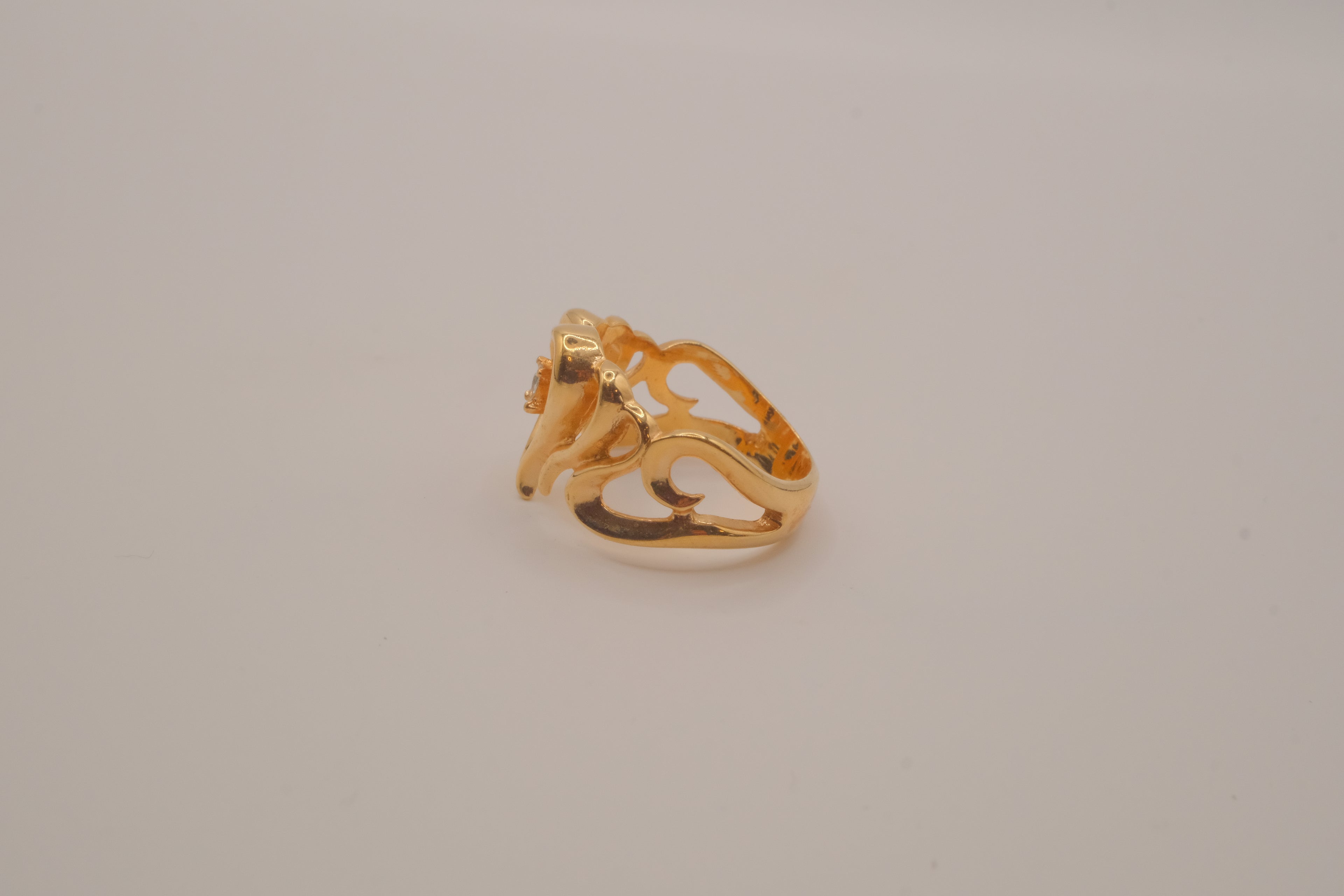 Gold openwork heart ring