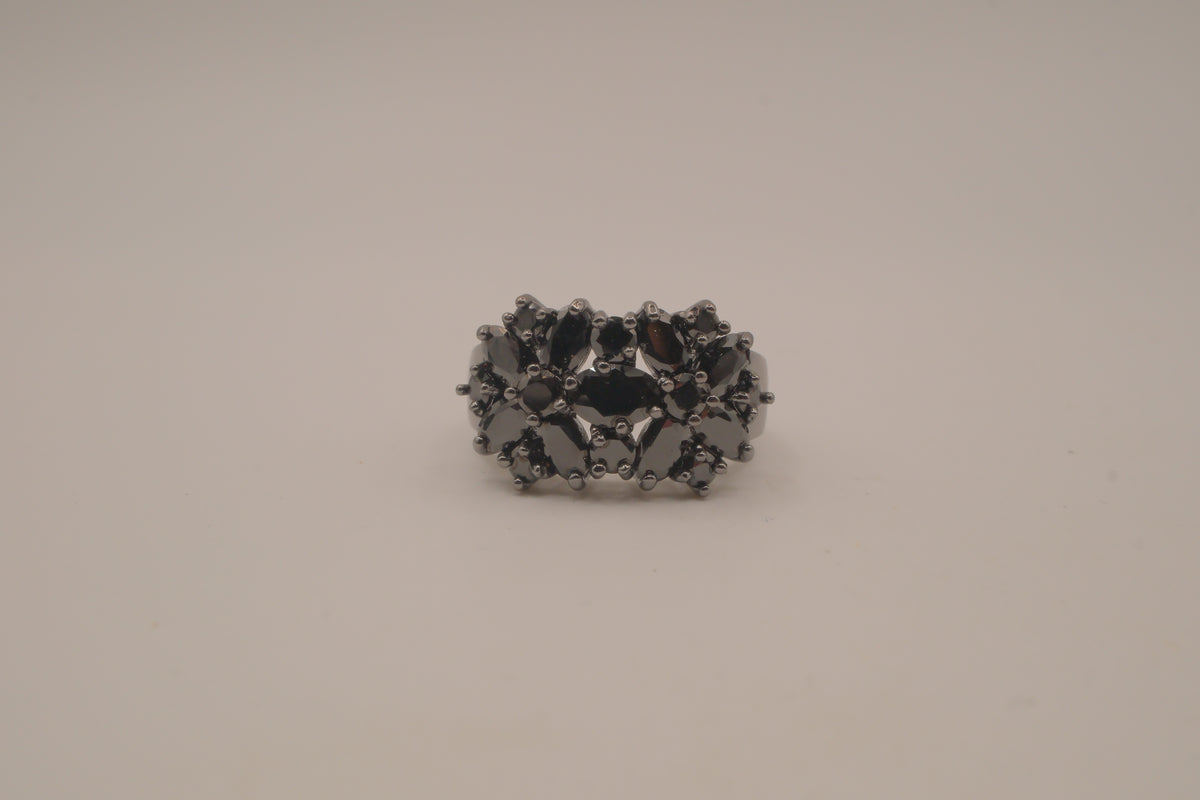 10 KT black floral cluster statement ring