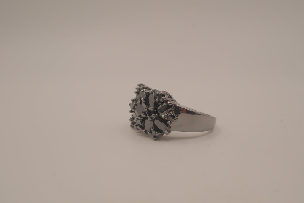 10 KT black floral cluster statement ring