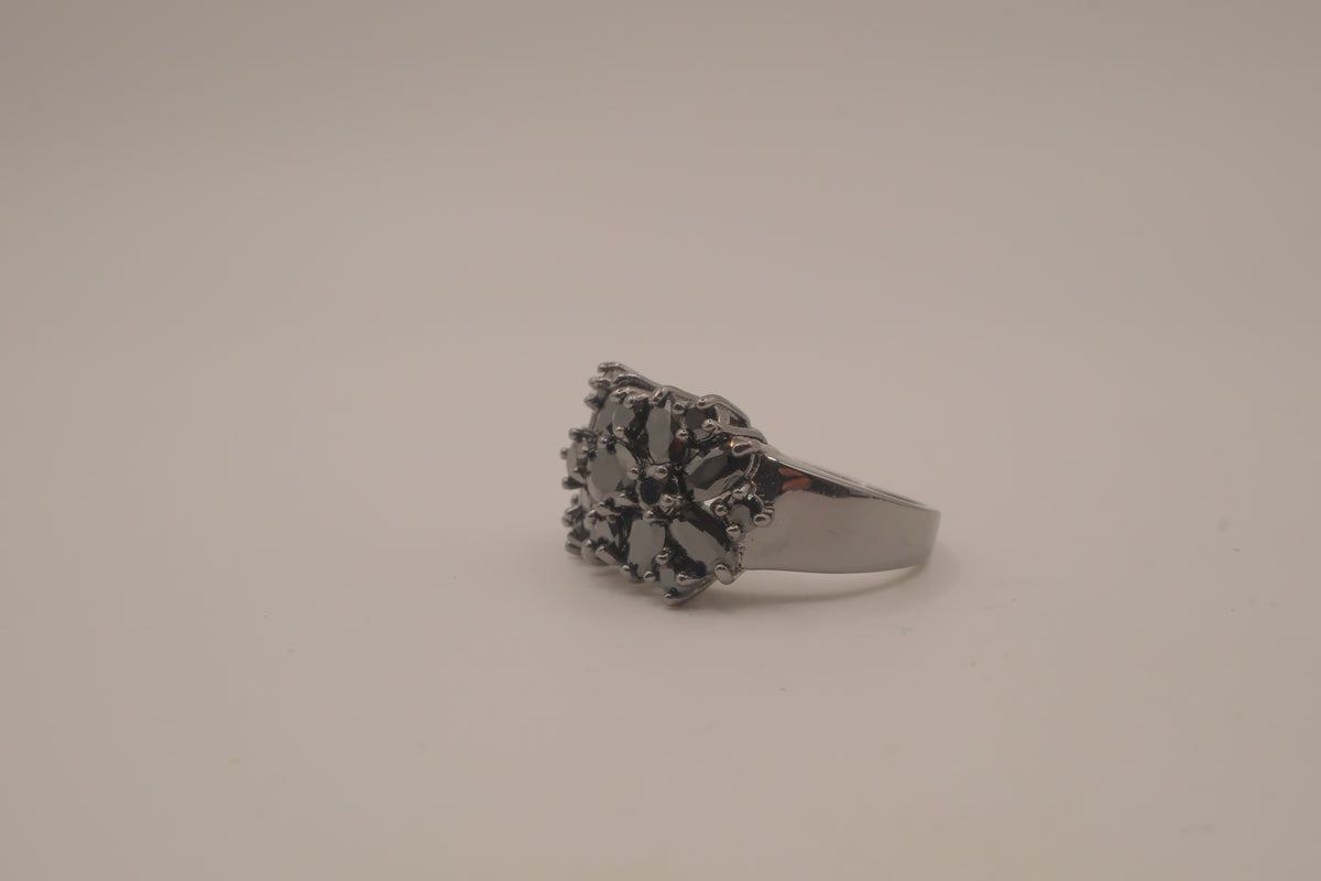 10 KT black floral cluster statement ring