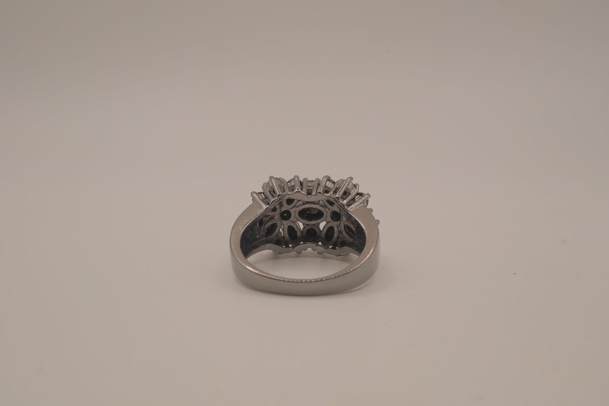 10 KT black floral cluster statement ring