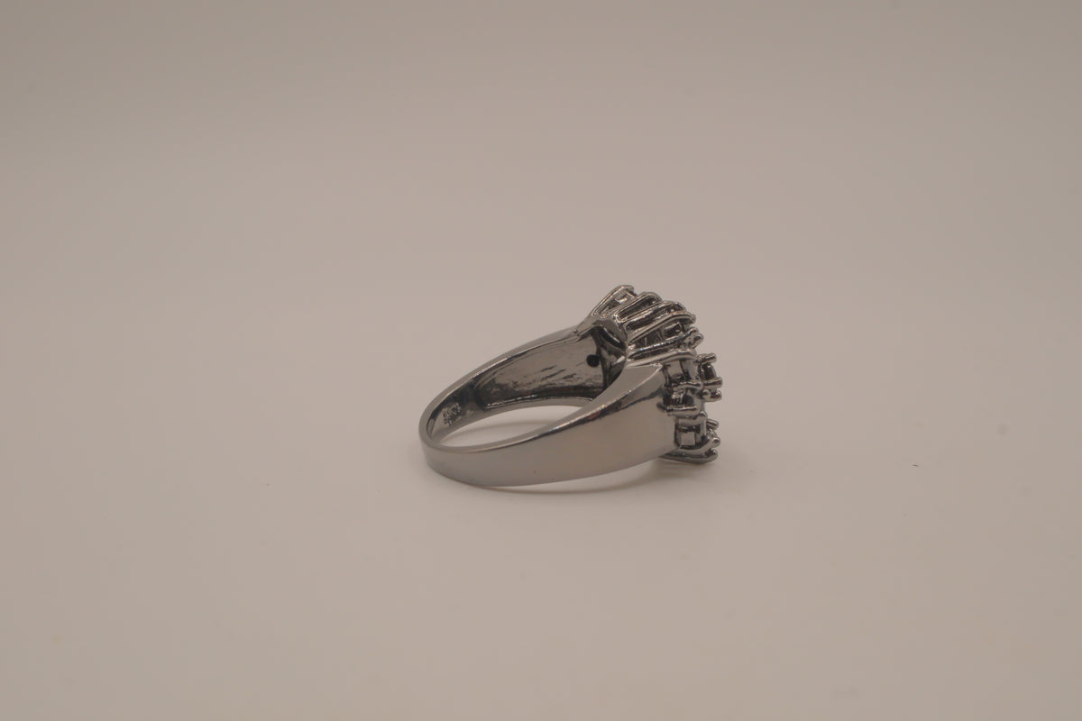 10 KT black floral cluster statement ring