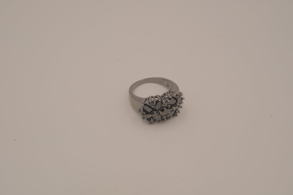 10 KT black floral cluster statement ring