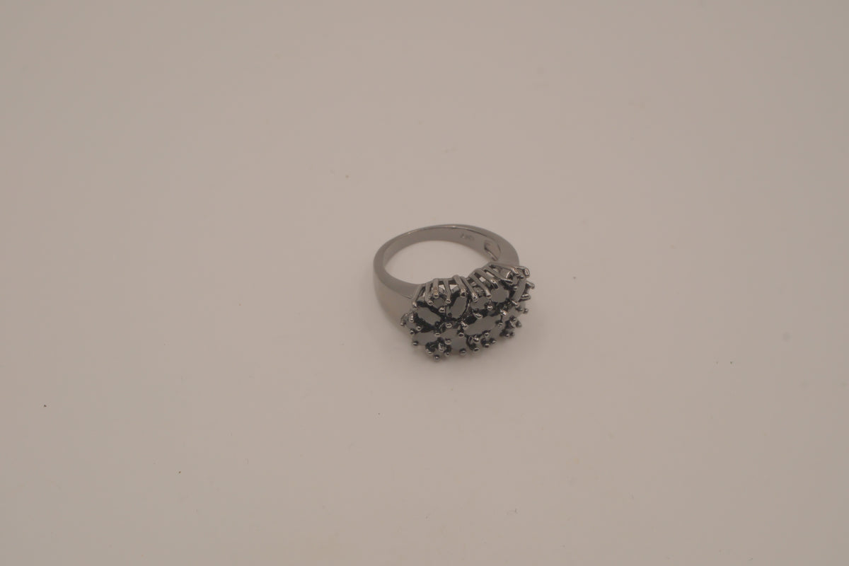 10 KT black floral cluster statement ring