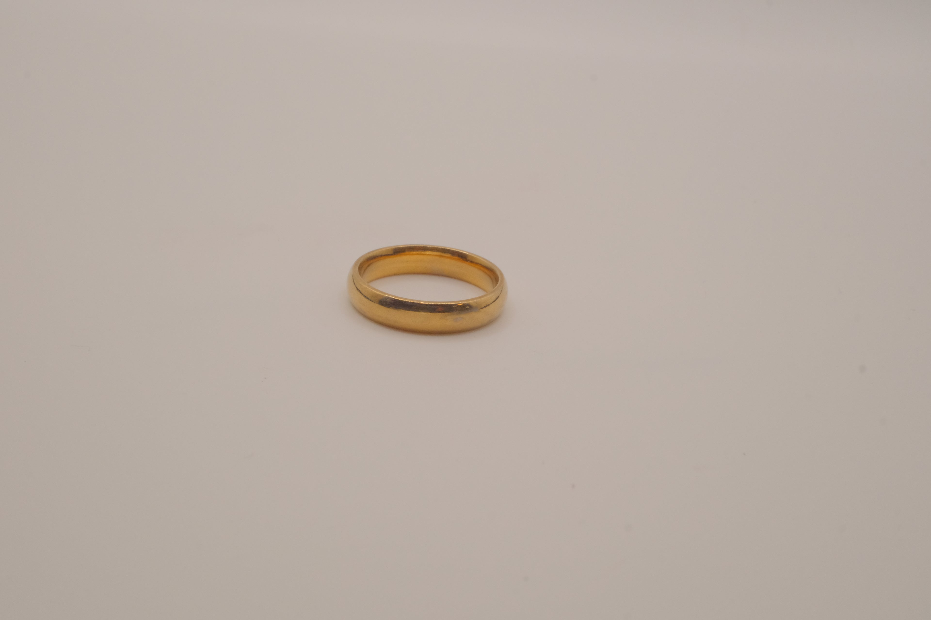 Classic 18K yellow gold wedding band