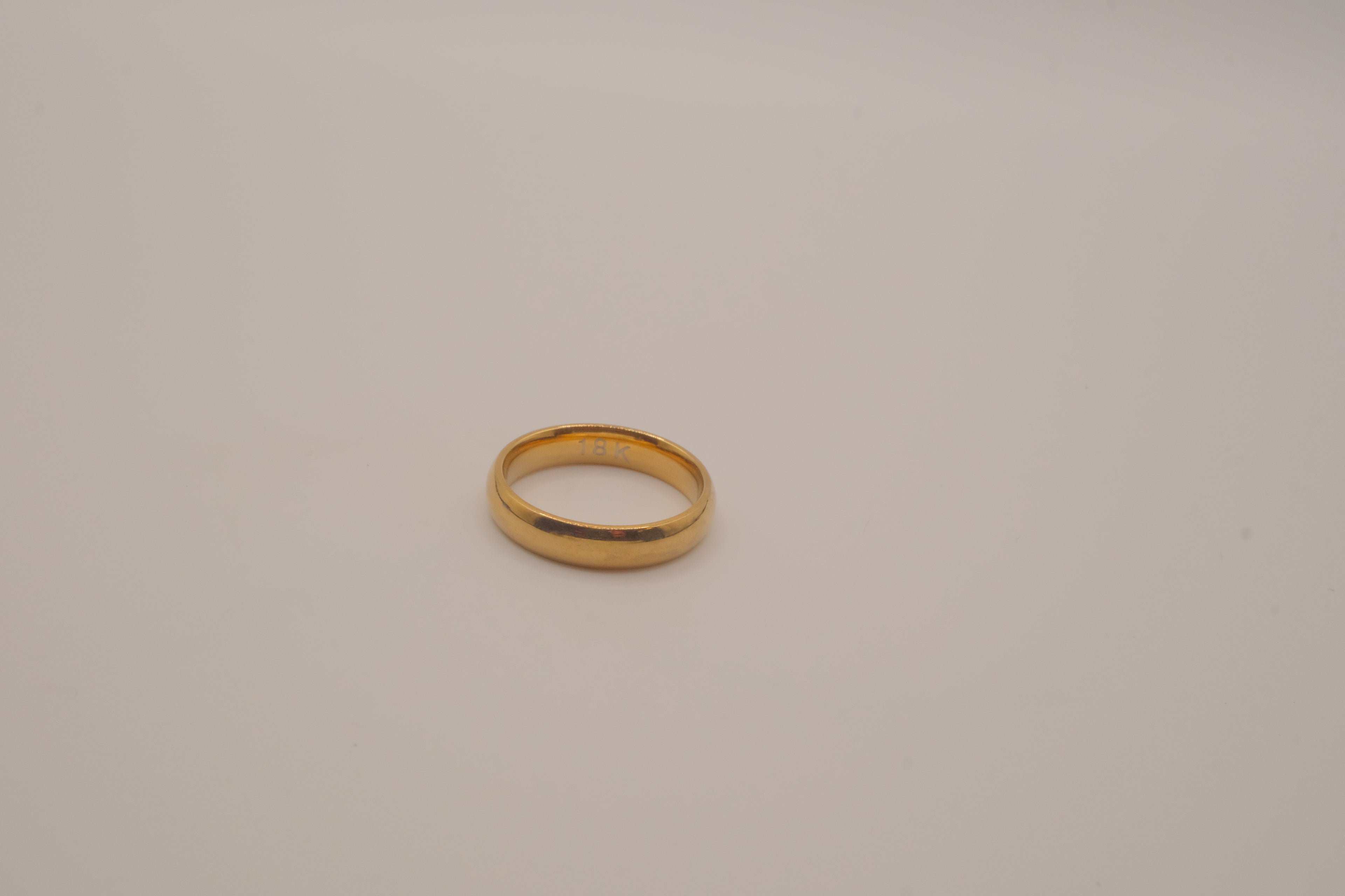 Classic 18K yellow gold wedding band