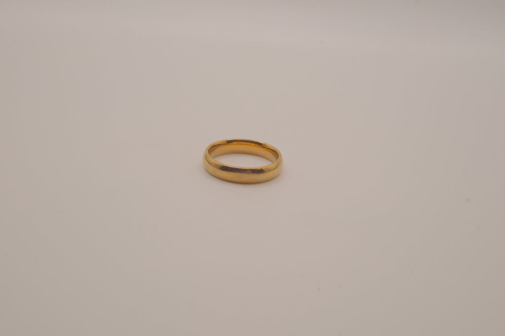 Classic 18K yellow gold wedding band