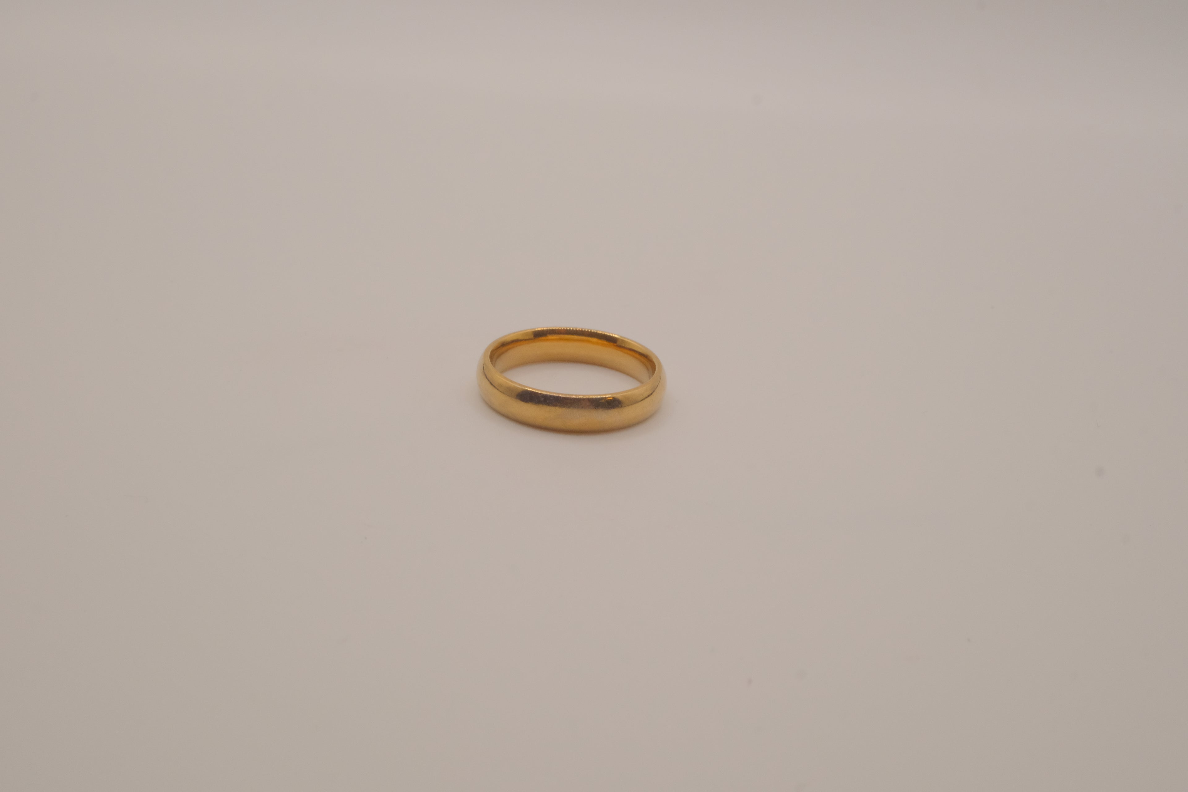 Classic 18K yellow gold wedding band