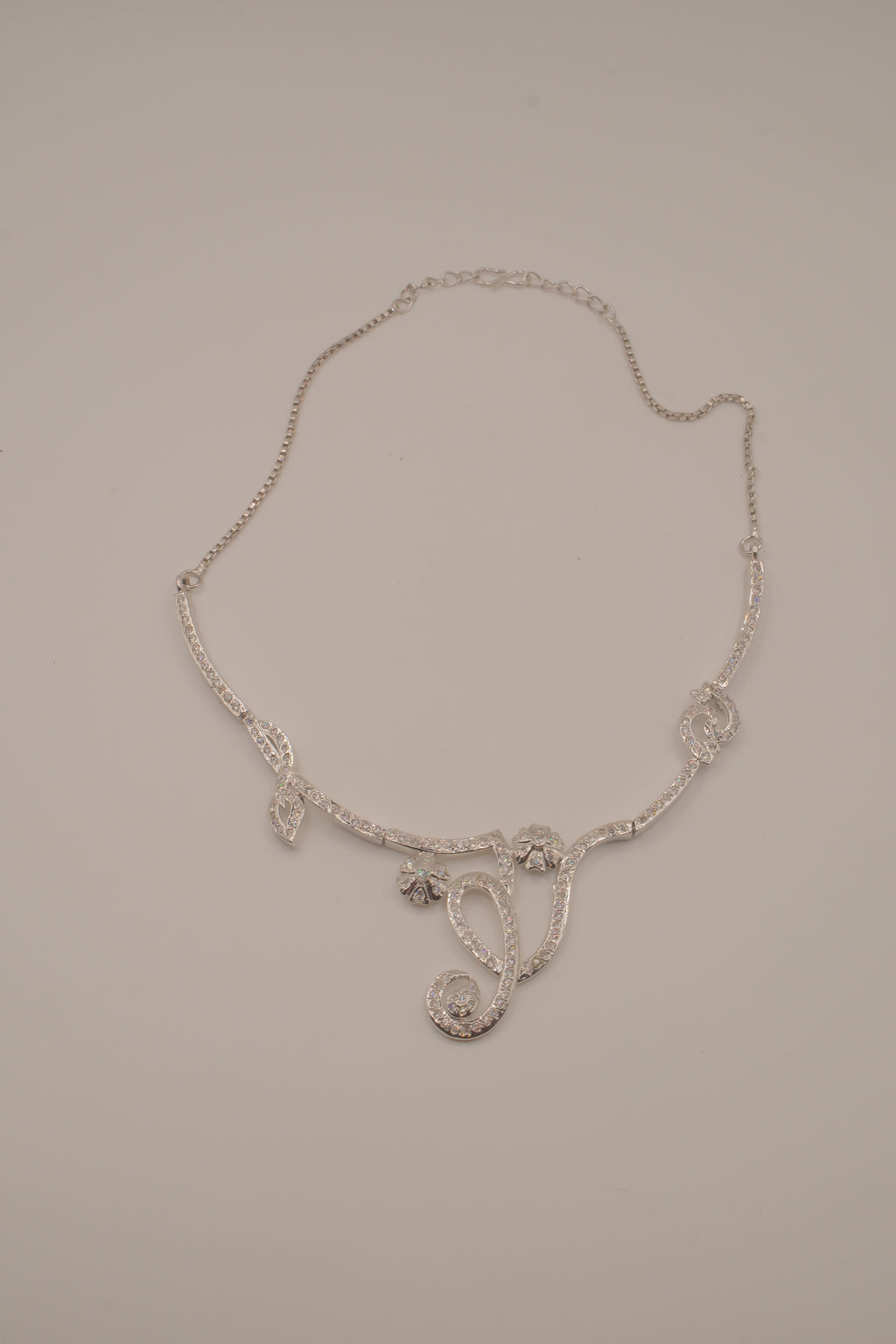 Vintage white rhinestones floral pendant necklace