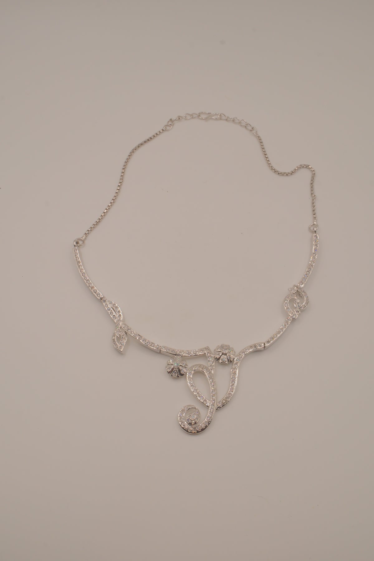 Vintage white rhinestones floral pendant necklace