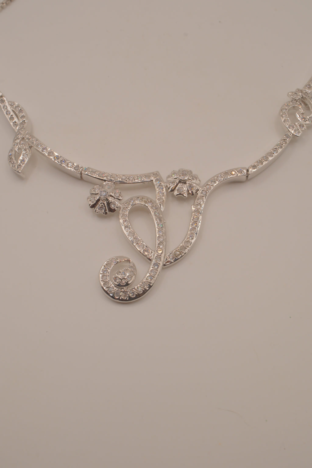 Vintage white rhinestones floral pendant necklace