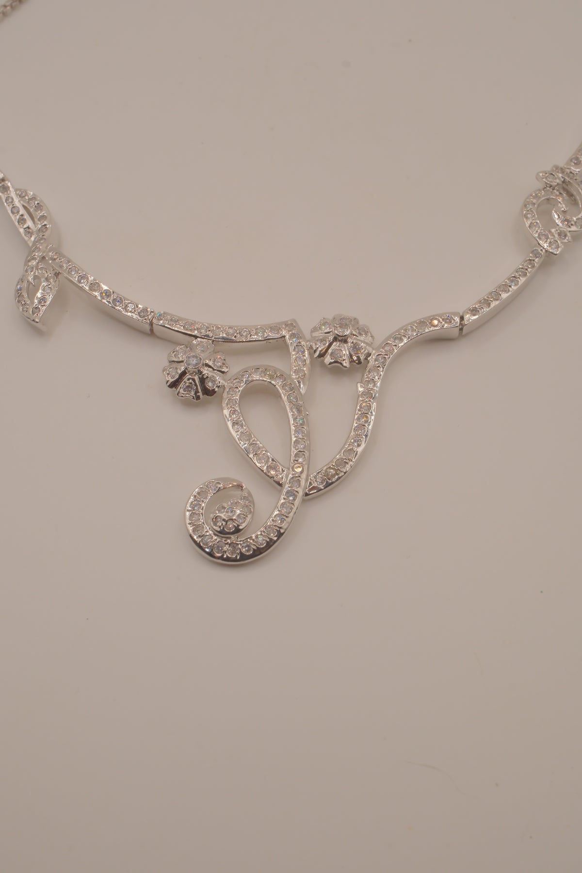 Vintage white rhinestones floral pendant necklace