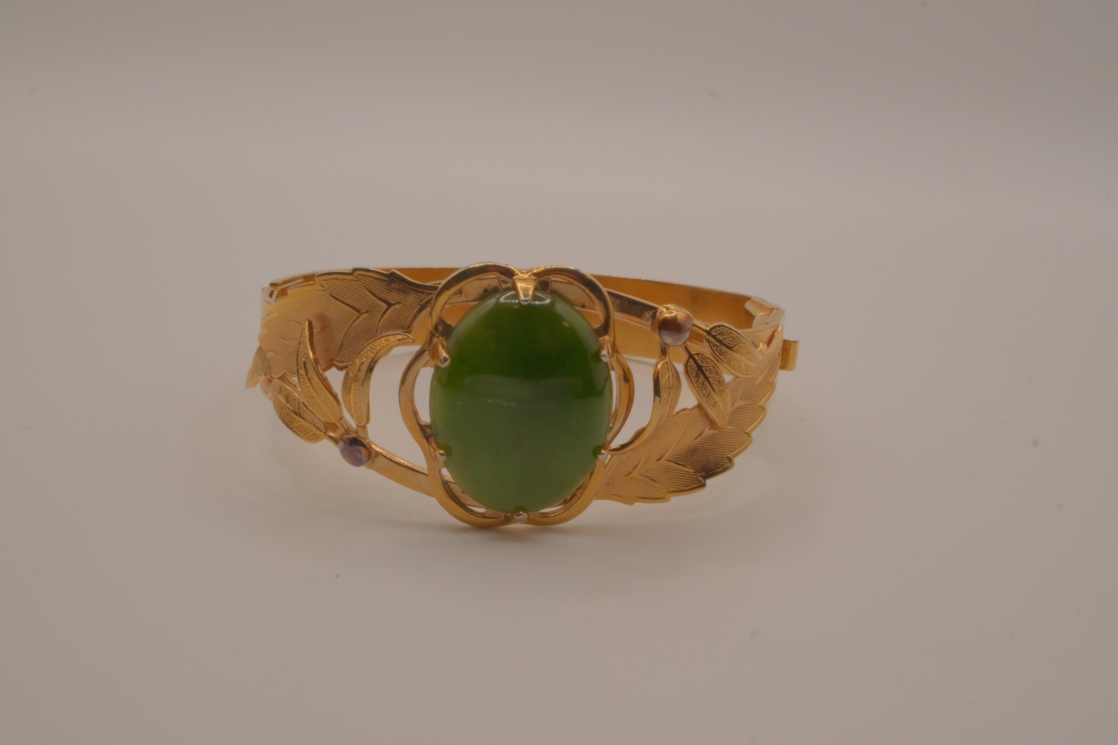 Vintage Nephrite jade cabochon hinged bangle bracelet