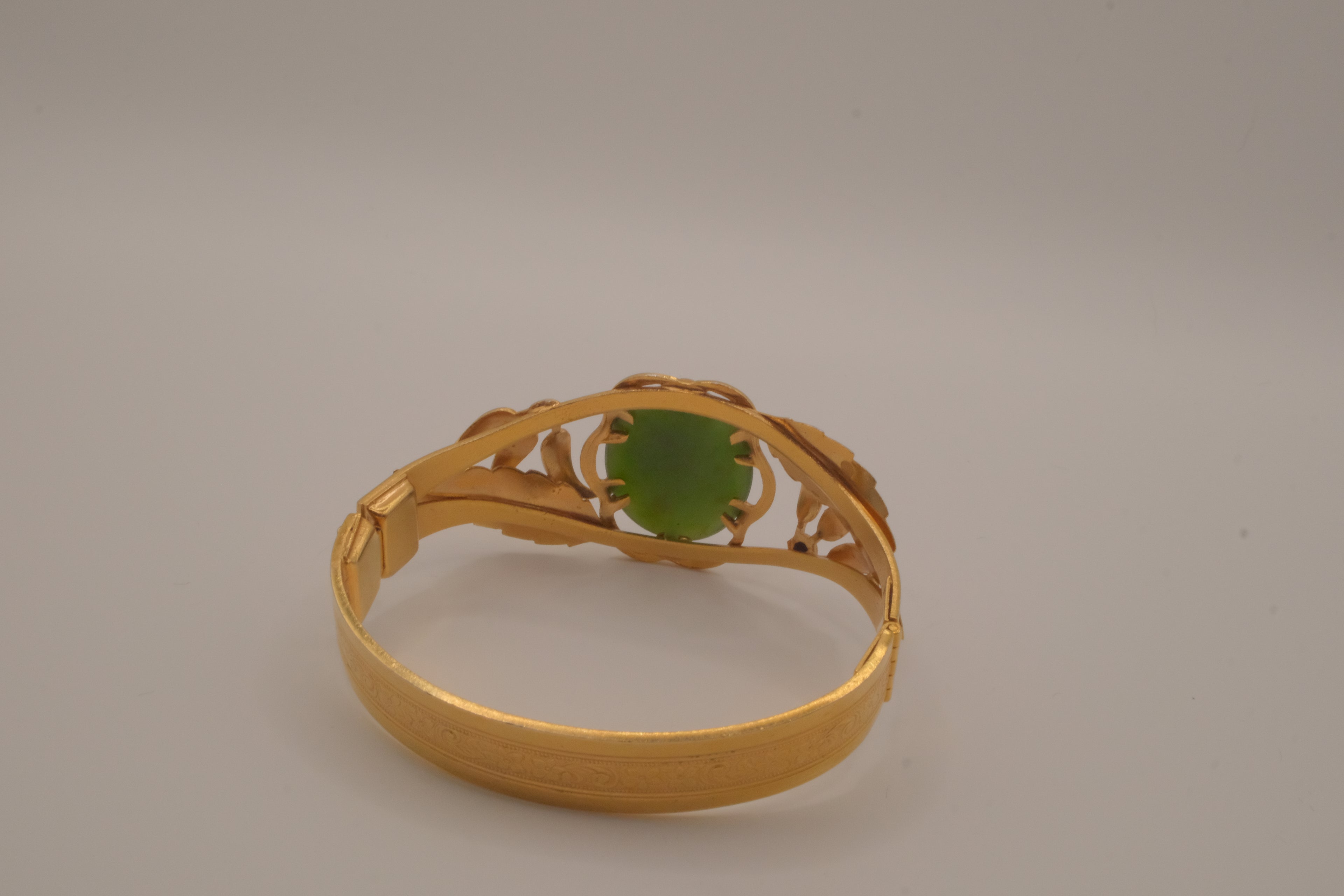 Vintage Nephrite jade cabochon hinged bangle bracelet