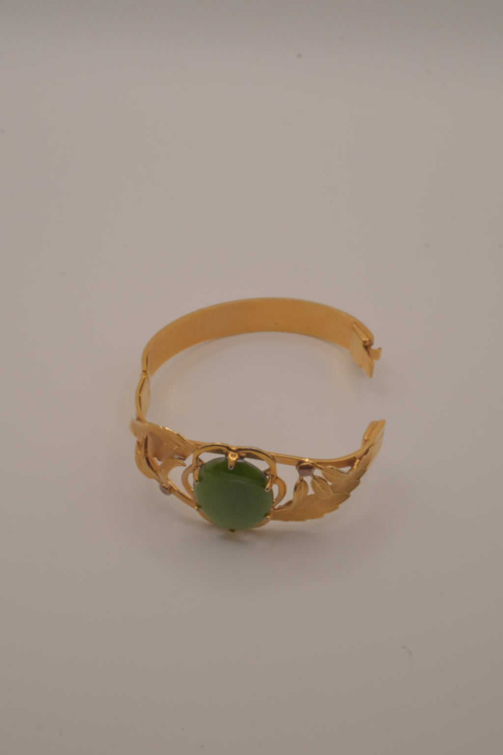 Vintage Nephrite jade cabochon hinged bangle bracelet