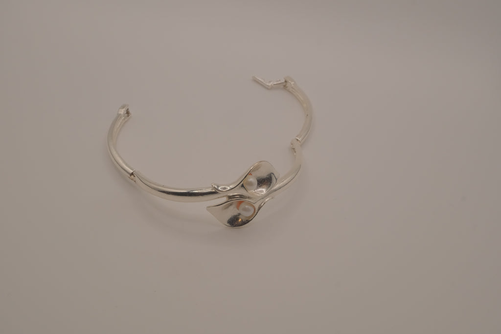 Avon Twin overlapping Calla Lily bangle bracelet